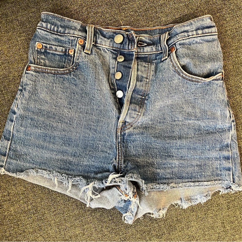 Levi’s High-Rise Ribcage Jean Shorts
